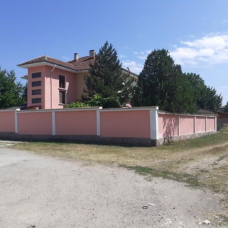 Guest House Edelvais Dve Mogili Bagian luar foto