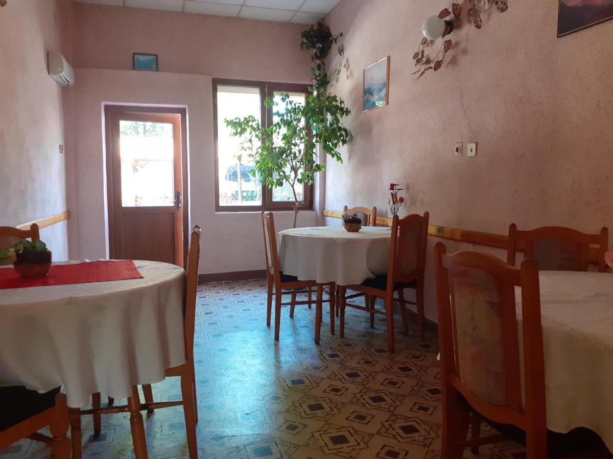 Guest House Edelvais Dve Mogili Bagian luar foto