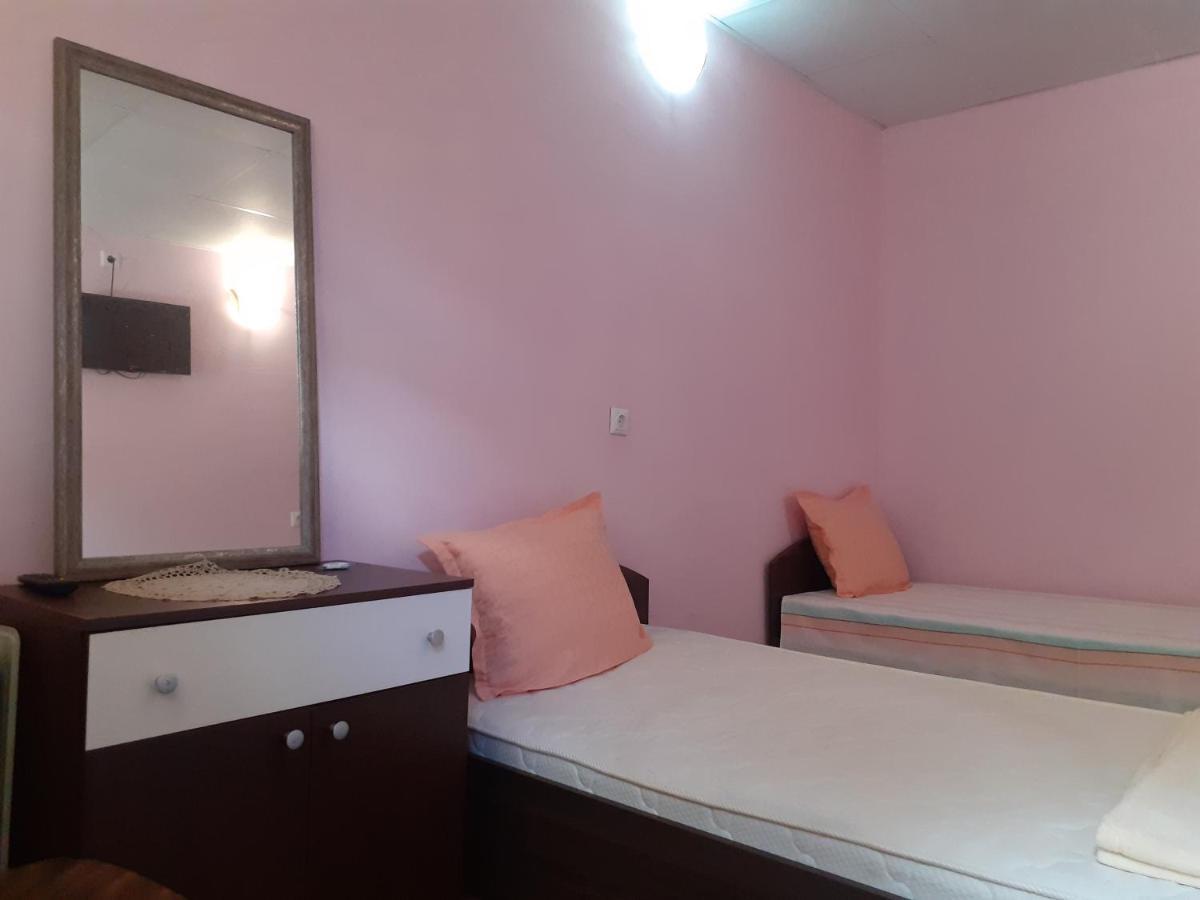 Guest House Edelvais Dve Mogili Bagian luar foto