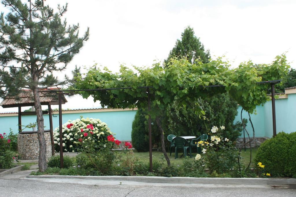Guest House Edelvais Dve Mogili Bagian luar foto