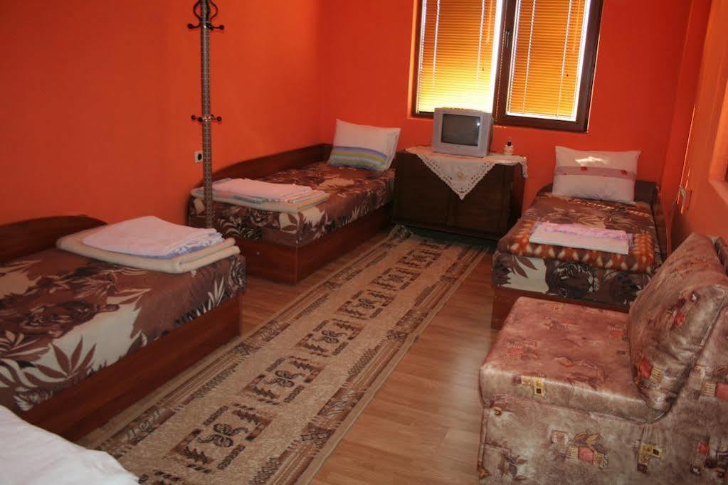 Guest House Edelvais Dve Mogili Bagian luar foto