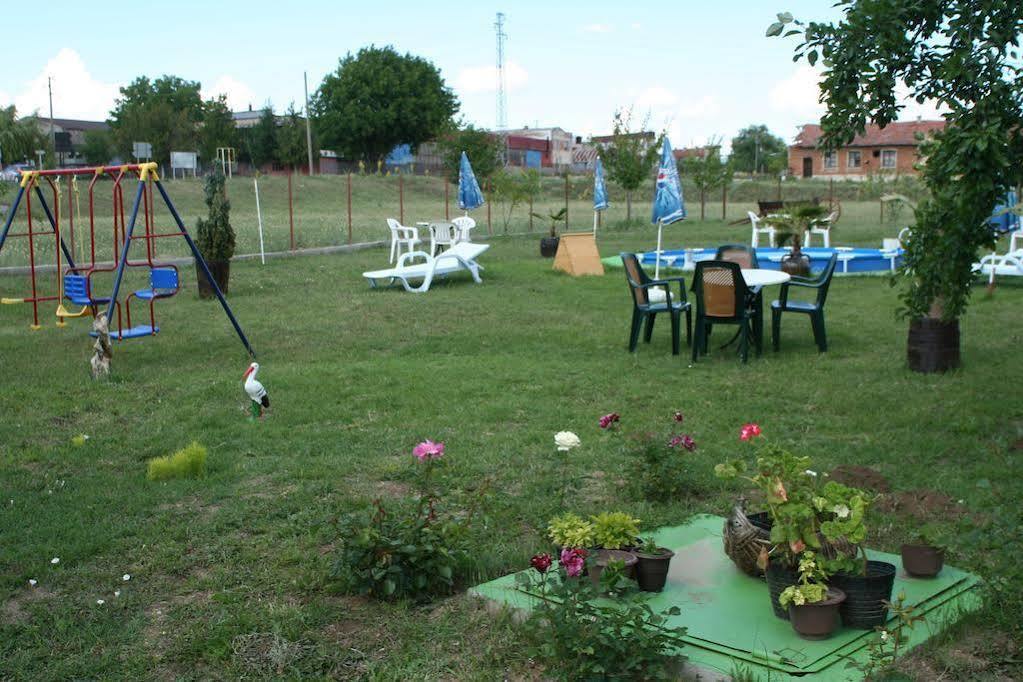 Guest House Edelvais Dve Mogili Bagian luar foto